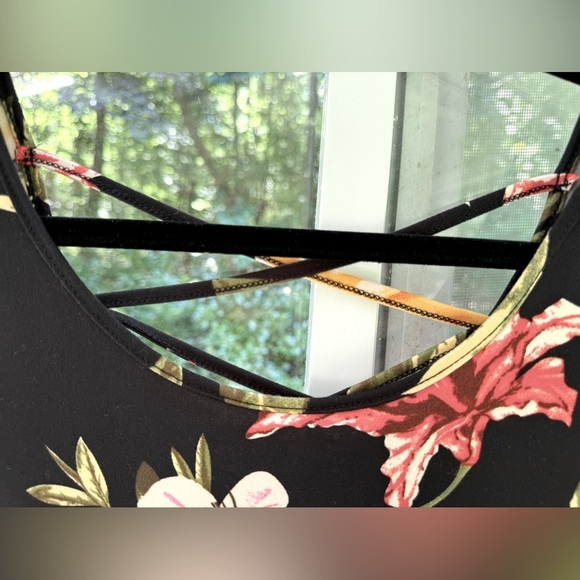 NWOT Heart 💜 Hips Black with floral print size Lg soft dress & back criss cross - Picture 5 of 8